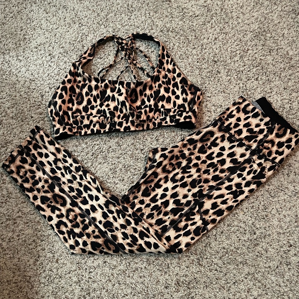 Victoria’s Secret Essential Pocket Legging and Sports Bra SET